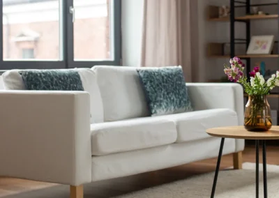 Stilvolle Hussen für Möbel, die das Wohnzimmer elegant verschönern.