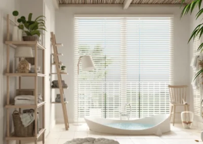 Elegantes Badezimmer mit weißen Jalousien am Fenster und stilvoller Dekoration.